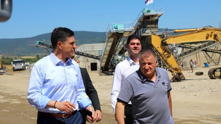 Opozicija podnosi krivične prijave protiv gradonačelnika Niša koji je građanima skandirao "ustaše": On je poziva da se "stavi u njegove cipele" 7