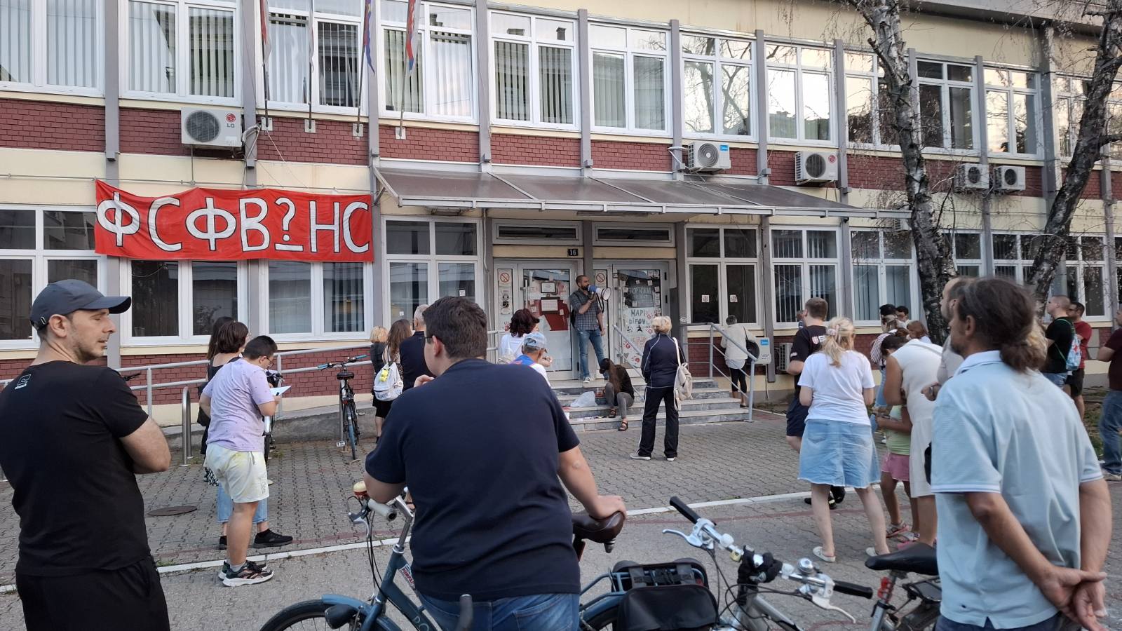 Novosađani ostavili poruke sudijama i tužiocima revoltirani pomilovanjima predsednika Vučića 2 Novosađani ostavili poruke sudijama i tužiocima revoltirani pomilovanjima predsednika Vučića 2