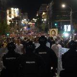 Treći dan protesta širom Srbije (VIDEO, FOTO): Policija bacila suzavce, u Nemanjinoj zapaljeni kontejneri, u Nišu sukobi, policija evakuisala Karleušu iz Loznice 5