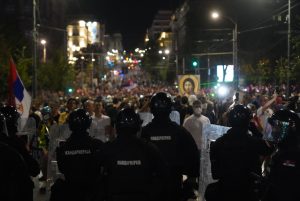Građani Srbije su se i treći dan okupili širom zemlje protestujući zbog niza incidenata koji su se desili prethodnih dana tokom protesta, počev od napada pristalica SNS-a na građane koji protestuju, sve do nereagovanja policije, ali i velikog broja slučajeva policijske brutalnosti. U Novom Sadu večeras je bilo mirno, dok je u Nišu i Čaku bilo sukoba. U Beogradu su građani i policija bili raspoređeni na širem delu centra grada, bačeni su suzavci i kamenice, paljeni kontejneri, pa i drveće.