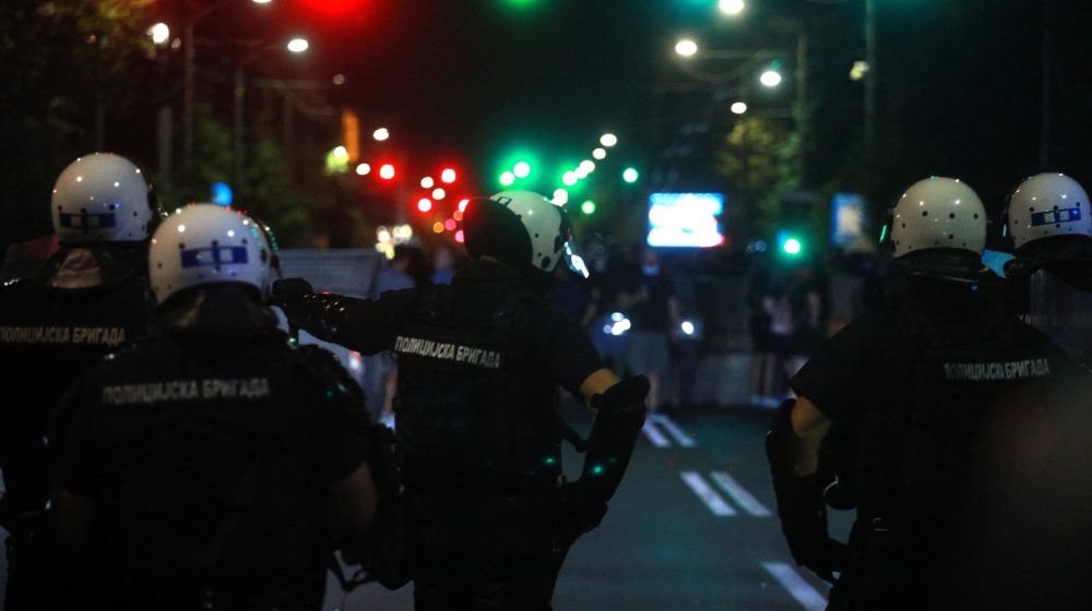 Uhapšeni demonstrant u Čačku odvežen sanitetskim vozilom na bolnički pregled 1