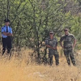 Snimali novinare na godišnjici nestanka Perenića i Slavuja, kod jednog policajca oznaka OVK 1