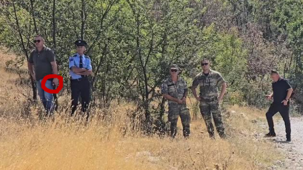 Snimali novinare na godišnjici nestanka Perenića i Slavuja, kod jednog policajca oznaka OVK 1