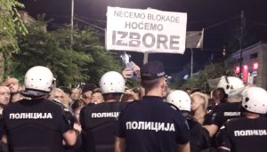 Širom Srbije večeras se održavaju protesti kao reakcija na incidente i postupanje policije na sinoćnim skupovima u Vrbasu i Bačkoj Palanci. U većini gradova pristalice SNS-a okupile su se ispred stranačkih prostorija pre građana koji protestuju, a u Novom Sadu su oni koji protestuju gađani vatrometom i bakljama. Dok kordoni policije razdvajaju građane koji protestuju i pristalice SNS-a, Vučić se obratio ispred stranačkih prostorija na Savskom vencu.