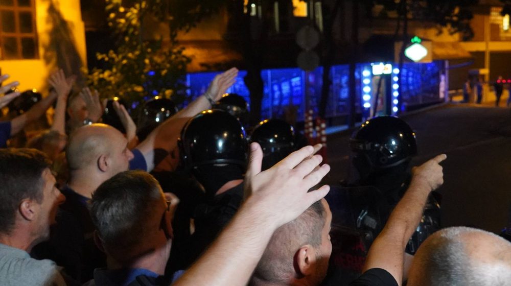 Žandarmerija zaustavila građane koji su krenuli ka prostorijama SNS-a na Novom Beogradu, bačena baklja na demonstrante