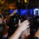 Žandarmerija zaustavila građane koji su krenuli ka prostorijama SNS-a na Novom Beogradu, bačena baklja na demonstrante