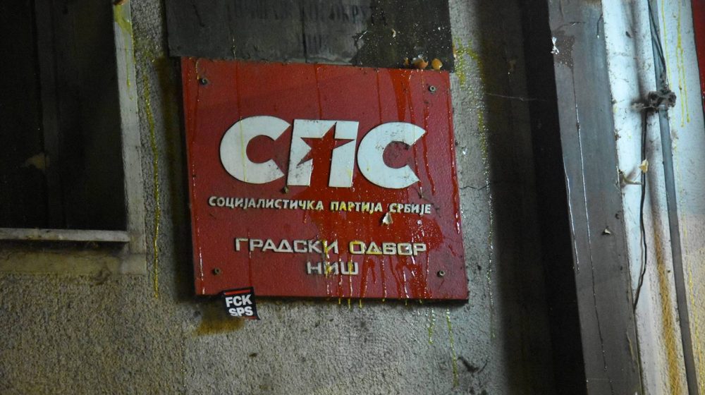 Demonstranti gađali jajima prostorije SPS-a u Nišu