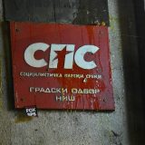 Demonstranti gađali jajima prostorije SPS-a u Nišu