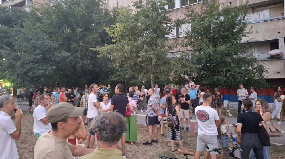 Policija čuvala zid sa trobojkama, Novosađani bukom dali podršku pretučenom komšiji , Novi Sad