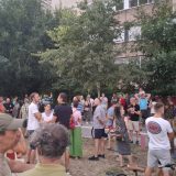 Policija čuvala zid sa trobojkama, Novosađani bukom dali podršku pretučenom komšiji , Novi Sad