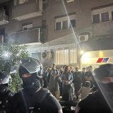 Protest i incidenti ispred prostorija SNS: Pristalice naprednjaka gađale jajima i flašama okupljene građane, čuo se jak topovski udar 8