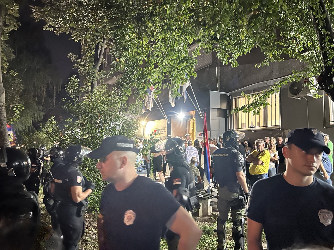 Protest i incidenti ispred prostorija SNS: Pristalice naprednjaka gađale jajima i flašama okupljene građane, čuo se jak topovski udar 4