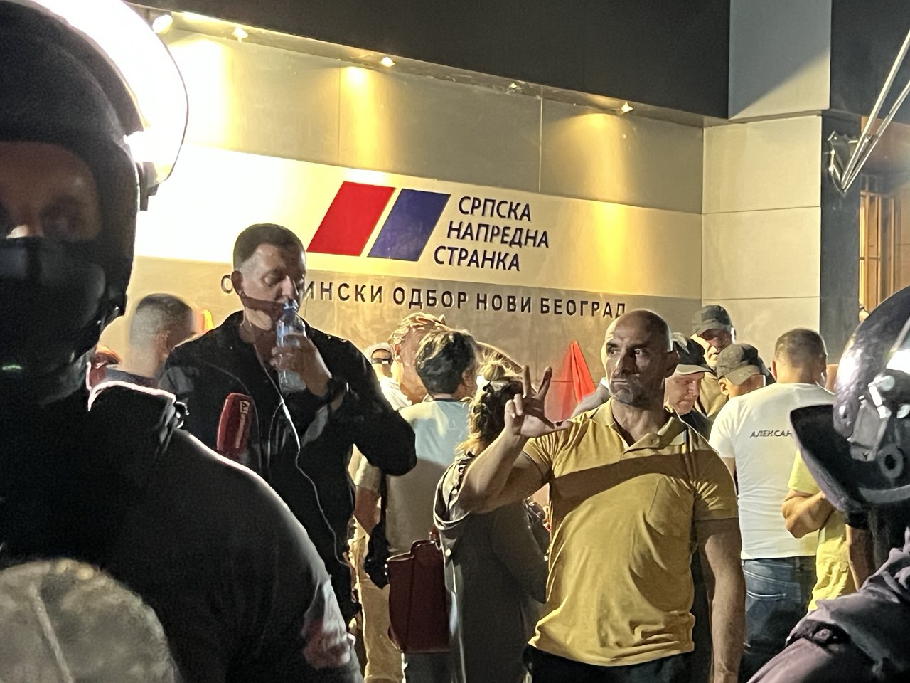 Protest i incidenti ispred prostorija SNS: Pristalice naprednjaka gađale jajima i flašama okupljene građane, čuo se jak topovski udar 2