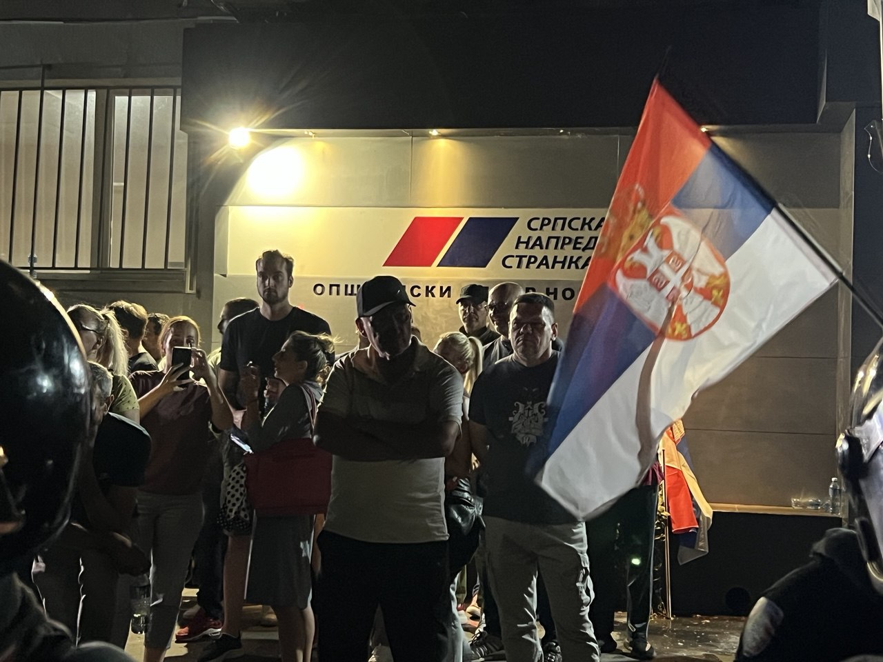 Protest i incidenti ispred prostorija SNS: Pristalice naprednjaka gađale jajima i flašama okupljene građane, čuo se jak topovski udar 3
