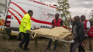 Najmanje 21 osoba je večeras poginula kad se u Keniji prevrnuo autobus, saopštila je policija.