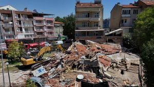 U Turskoj su danas privedeni vlasnik i izvođač radova na stambenoj zgradi koja se u nedelju srušila tokom zemljotresa magnitude 6,1 na severozapadu Turske.