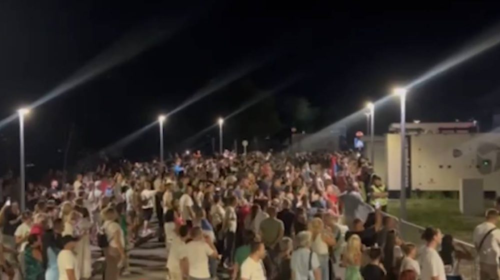 protest u Loznici tokom koncerta Jelene Karleuše