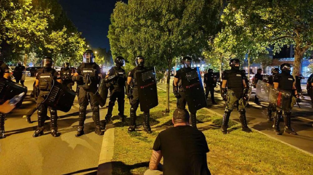 ANEM: Nedopustivo je da policija udara i ometa novinare tokom protesta 1