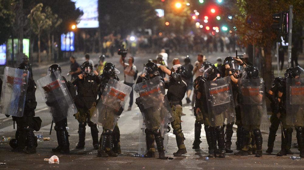 (VIDEO, FOTO) Protest "Večeras pucate po šavovima" širom Srbije: Neredi i incidenti u više gradova, policija rasterivala građane suzavcima, demolirane prostorije SNS u Novom Sadu 1