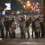 (VIDEO, FOTO) Protest "Večeras pucate po šavovima" širom Srbije: Neredi i incidenti u više gradova, policija rasterivala građane suzavcima, demolirane prostorije SNS u Novom Sadu 3