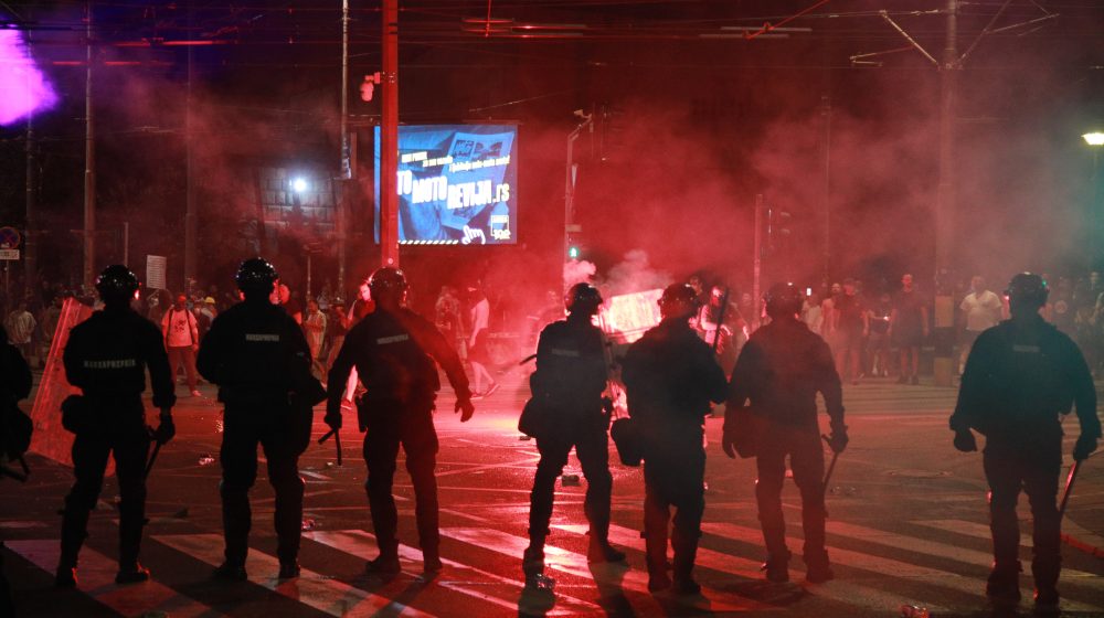 Frans pres o protestima: Srbija ključa, politička kriza prerasla u sukobe i nasilje 1