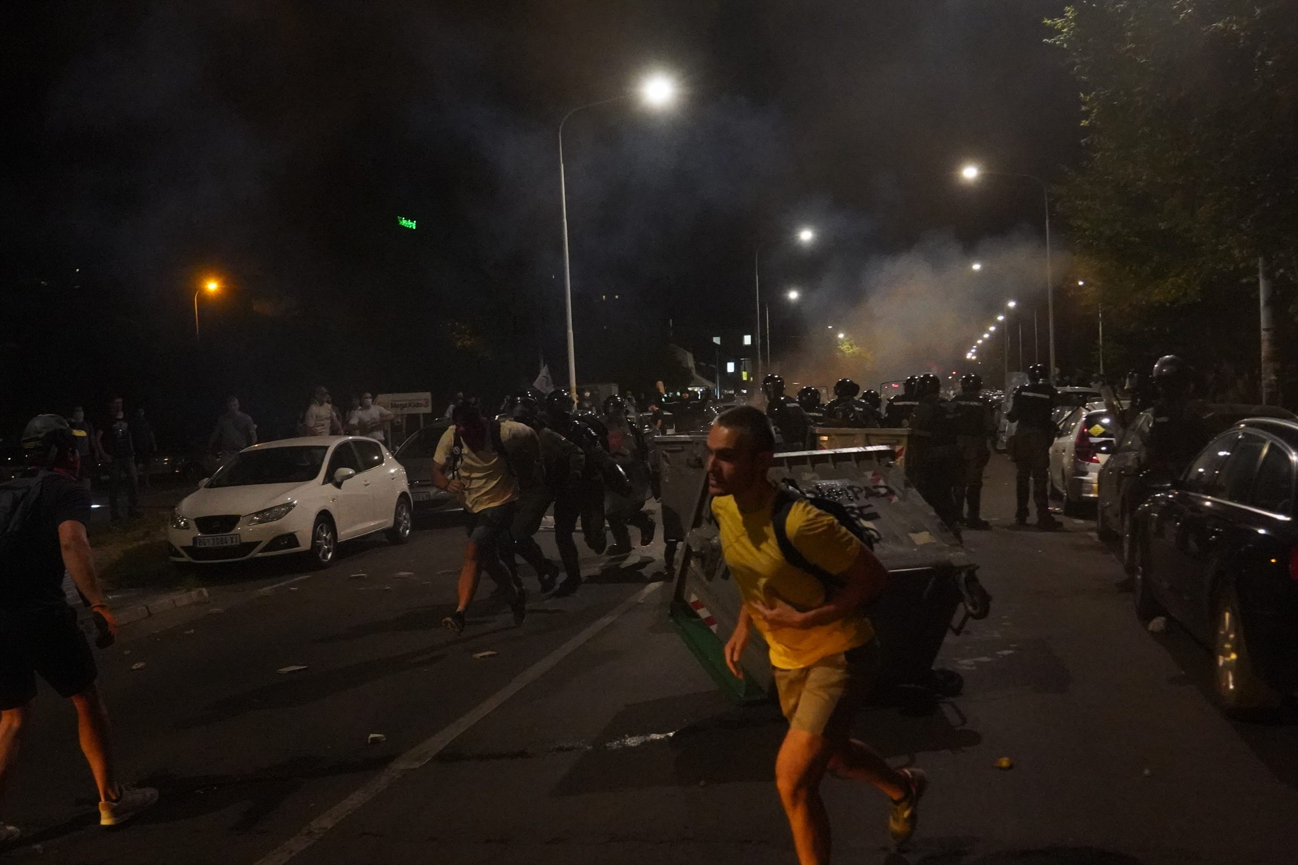 (VIDEO, FOTO) Protest "Večeras pucate po šavovima" širom Srbije: Neredi i incidenti u više gradova, policija rasterivala građane suzavcima, demolirane prostorije SNS u Novom Sadu 5