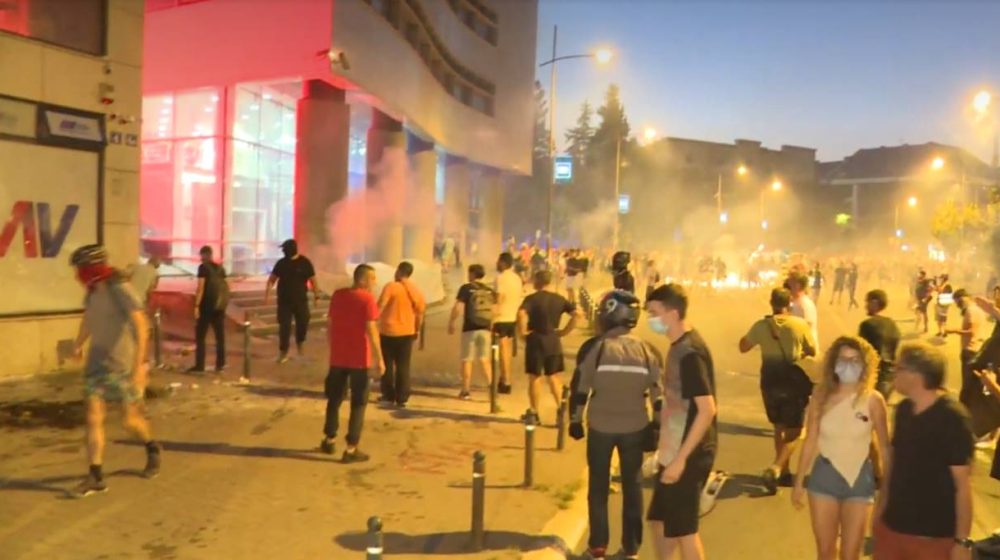 Sukob demonstranata i pristalica SNS-a u Novom Sadu: Ispaljena pirotehnička sredstva na građane (VIDEO)
