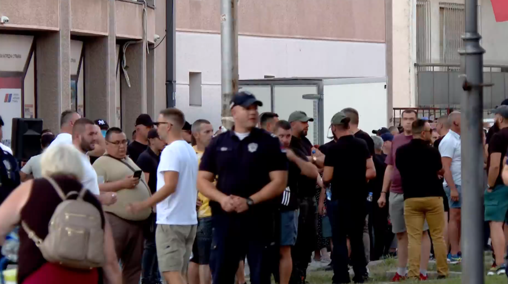 Uoči protesta u Vrbasu se okupili naprednjaci: Stigla policija u opremi za razbijanje demonstracija 1
