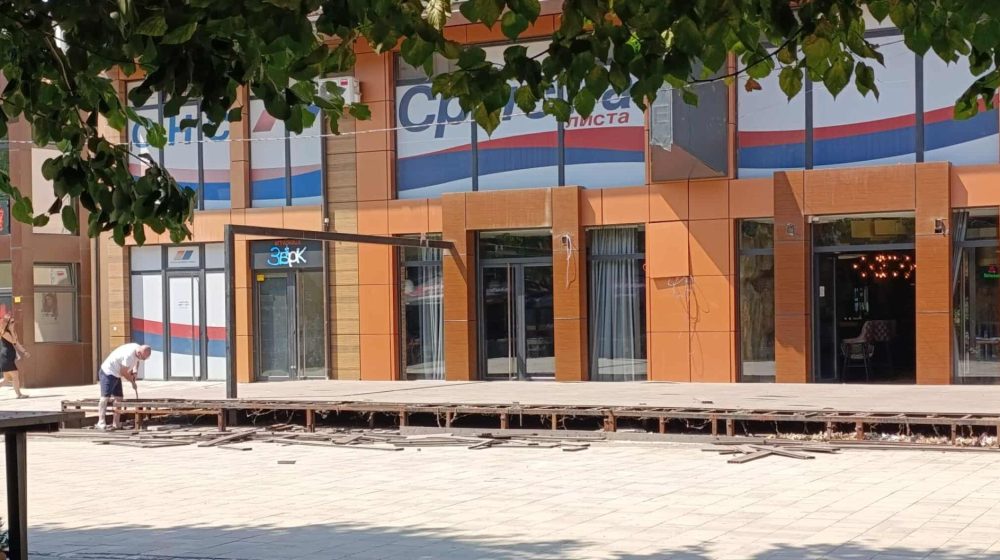 Uklanja se bašta kafića „Vuk“ u Severnoj Mitrovici 1