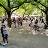 Mladiću koji je priveden zbog napada na Kobre pozlilo na sudu, vozilom Hitne pomoći prebačen u KCV: Novosađani se okupili ispred suda da ga podrže 10