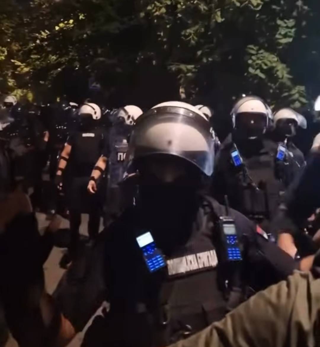 Protest i incidenti ispred prostorija SNS: Pristalice naprednjaka gađale jajima i flašama okupljene građane, čuo se jak topovski udar 5