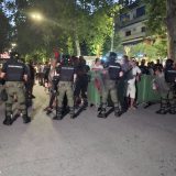 (VIDEO) Završen protest u Bačkoj Palanci: Maskirani muškarci bacali pirotehnička sredstva na okupljene građane, policija nije reagovala 5