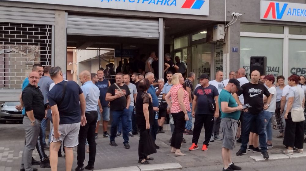 Razbijeno staklo na prostorijama SNS-a u Kragujevcu, priveden počinilac 1