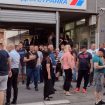 Počeo protest u Kragujevcu: Ispred stranačkih prostorija desetine pristalica, blokirana glavna ulica 11