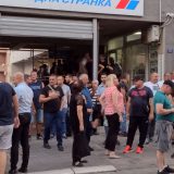 Razbijeno staklo na prostorijama SNS-a u Kragujevcu, priveden počinilac 6