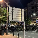 UŽIVO (VIDEO, FOTO) Protesti "Srbijo probudi se" širom zemlje: U Novom Sadu naprednjaci gađaju građane vatrometom, Vučić se obraća ispred prostorija SNS-a na Savskom vencu 4