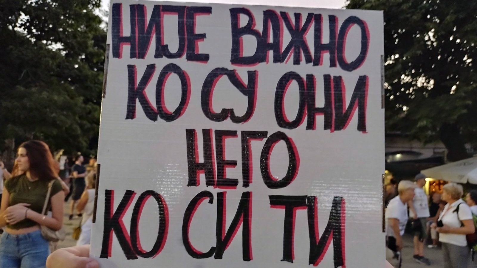 (VIDEO, FOTO) Protest "Večeras pucate po šavovima" širom Srbije: Neredi i incidenti u više gradova, policija rasterivala građane suzavcima, demolirane prostorije SNS u Novom Sadu 9