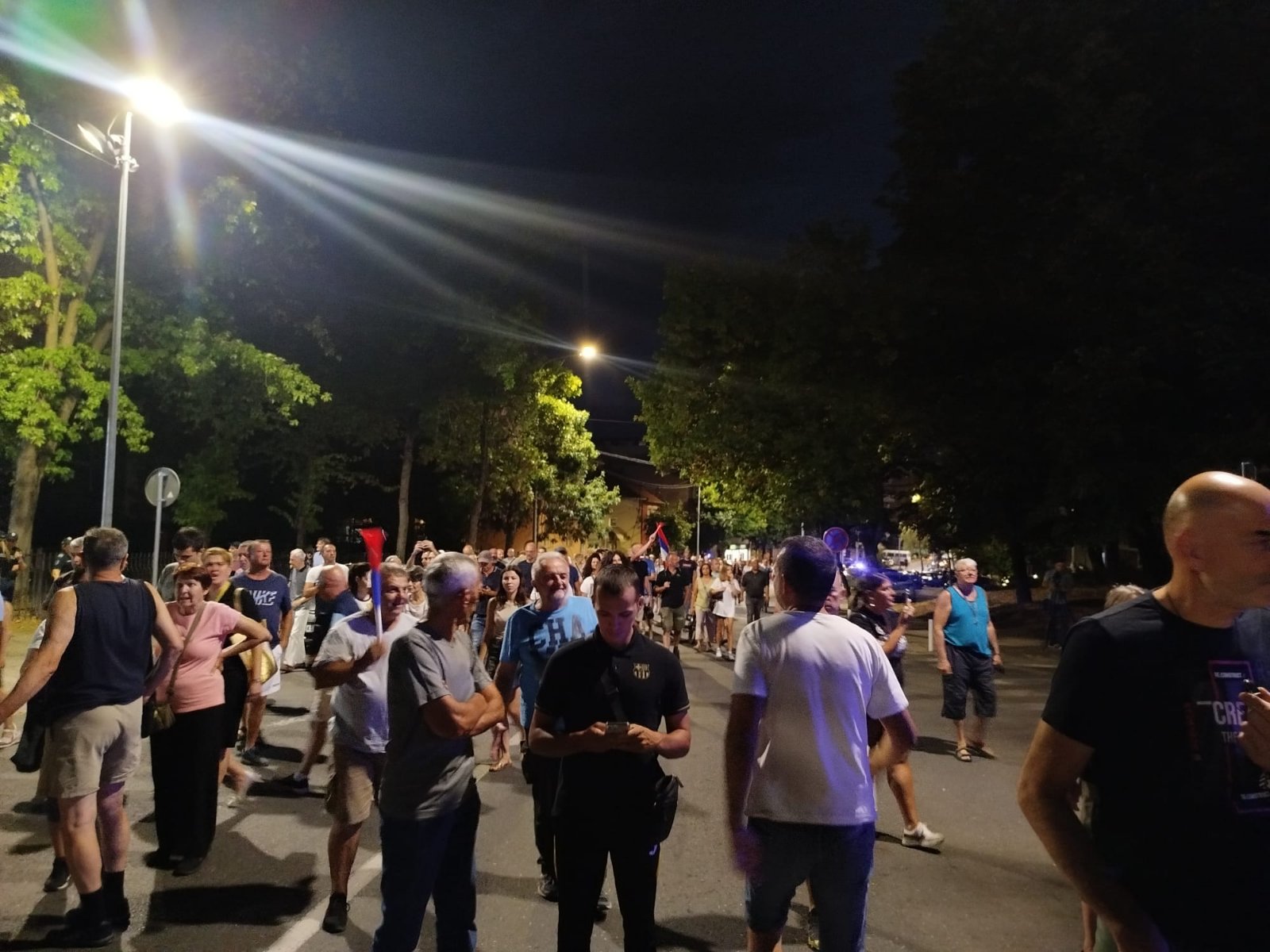 (VIDEO, FOTO) Protest "Večeras pucate po šavovima" širom Srbije: Neredi i incidenti u više gradova, policija rasterivala građane suzavcima, demolirane prostorije SNS u Novom Sadu 8