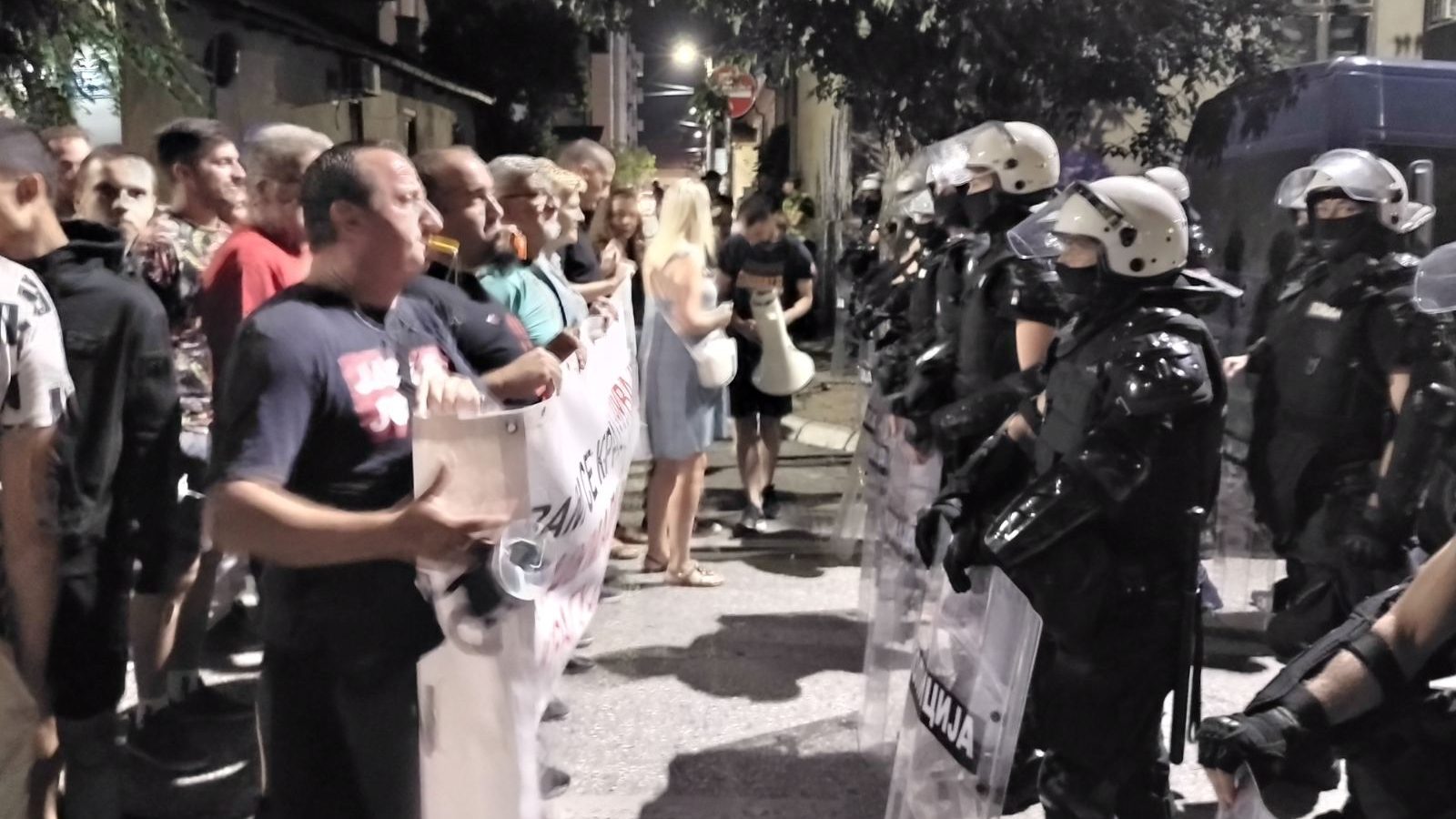 (VIDEO, FOTO) Protest "Večeras pucate po šavovima" širom Srbije: Neredi i incidenti u više gradova, policija rasterivala građane suzavcima, demolirane prostorije SNS u Novom Sadu 7