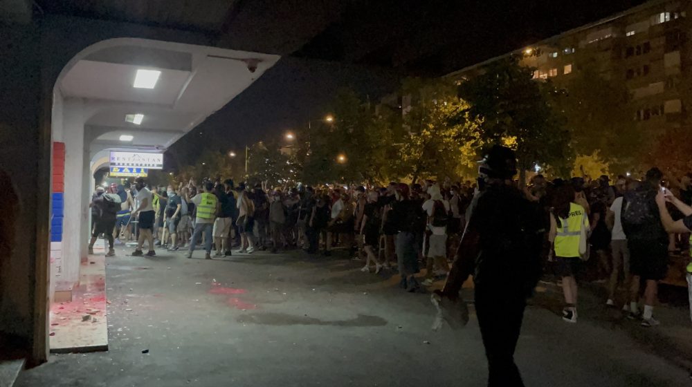 UŽIVO (VIDEO, FOTO) Protest "Večeras pucate po šavovima" širom Srbije: Policija na Novom Beogradu bacila suzavce na građane, razbijena stakla na prostorijama SNS-a u Novom Sadu 9