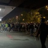 UŽIVO (VIDEO, FOTO) Protest "Večeras pucate po šavovima" širom Srbije: Policija na Novom Beogradu bacila suzavce na građane, razbijena stakla na prostorijama SNS-a u Novom Sadu 7