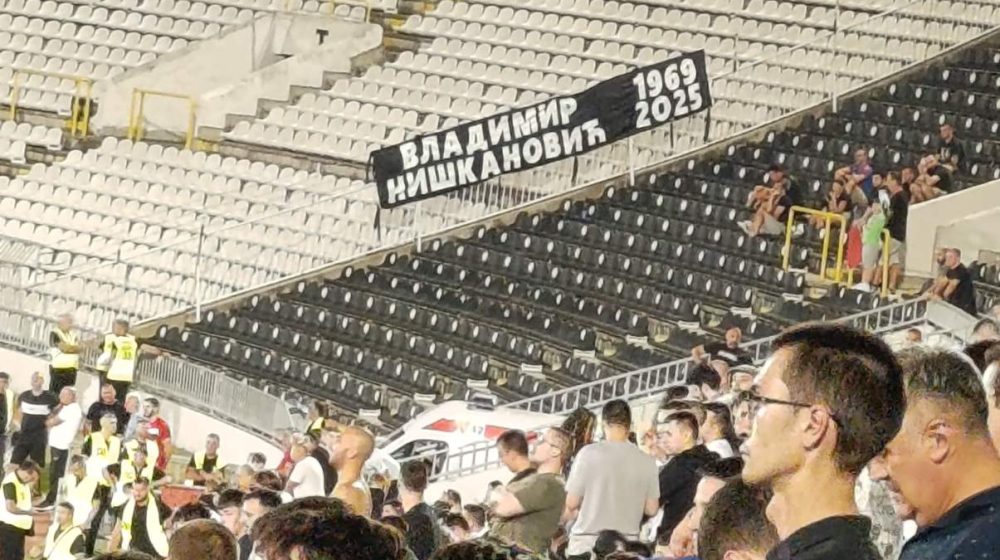 Navijači Partizana se oprostili od Vladimira Niškanovića, nedavno preminulog novinara Danasa (FOTO) 1