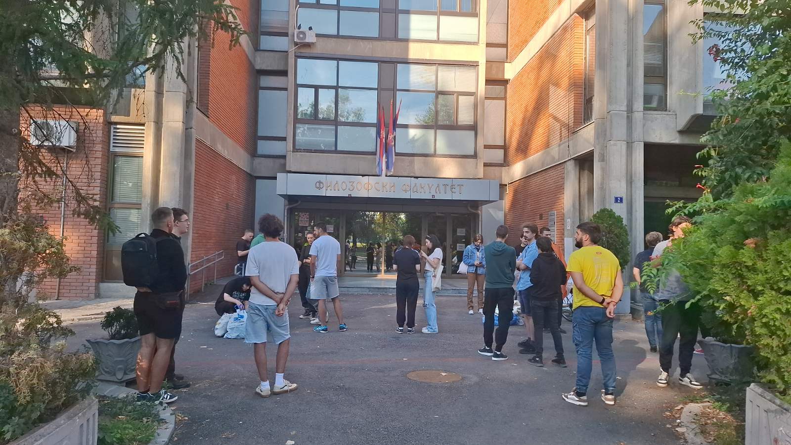 Studentima Filozofskog fakulteta u Novom Sadu pridružili se i poljoprivrednici na traktorima (FOTO; VIDEO) 3 Studentima Filozofskog fakulteta u Novom Sadu pridružili se i poljoprivrednici na traktorima (FOTO; VIDEO) 3