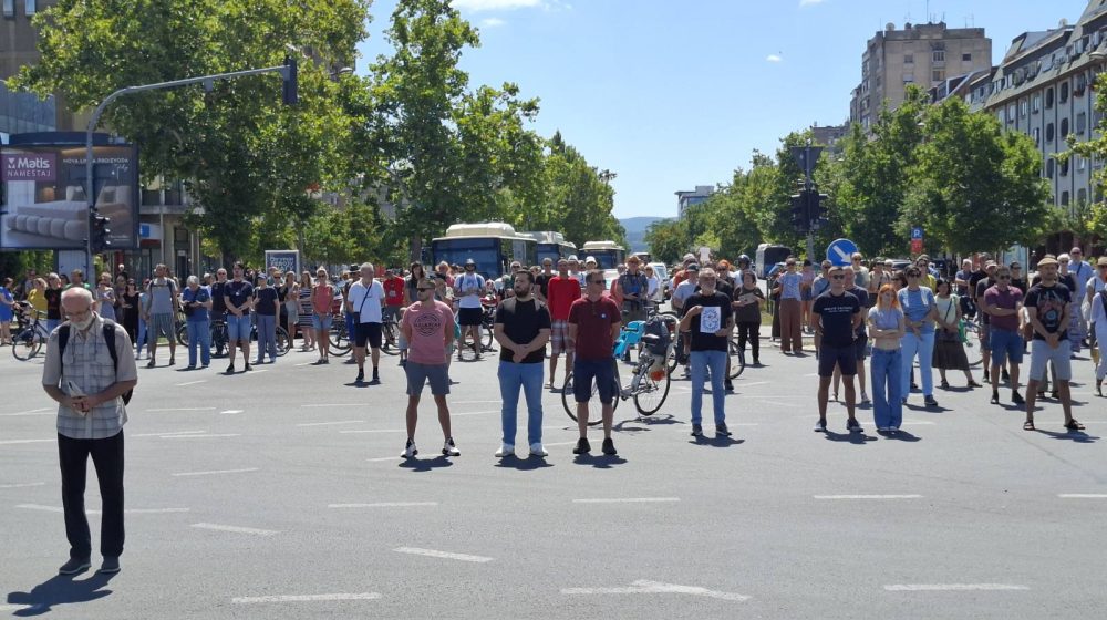 Novi Sad zastao na 16 minuta i obeležio devet meseci od pada nadstrešnice: Blokirane glavne raskrsnice, građani palili sveće kod Železničke stanice 1