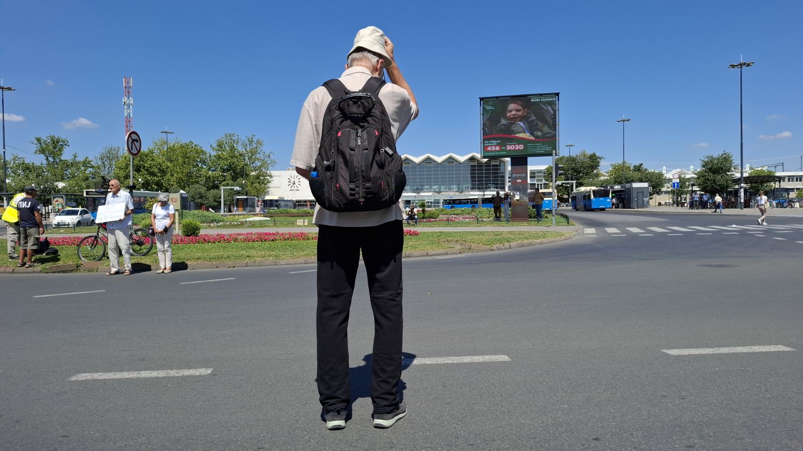 Novi Sad zastao na 16 minuta i obeležio devet meseci od pada nadstrešnice: Blokirane glavne raskrsnice, građani palili sveće kod Železničke stanice 3