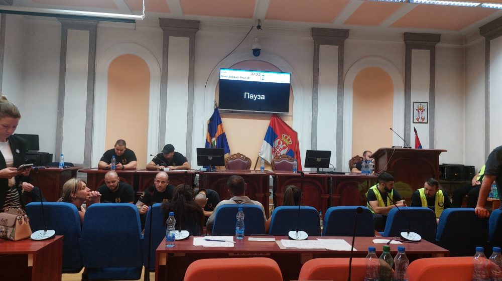 Građani i dalje ispred Skupštine Zaječara, konstitutivna sednica ne počinje 1