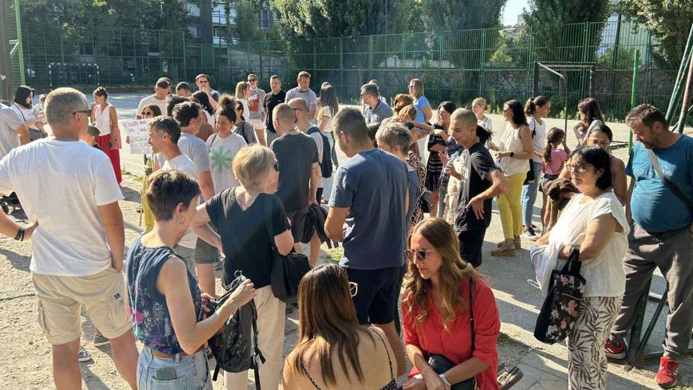 Skup podrške učiteljici u Novom Sadu: Bez obrazloženja joj nije produžen ugovor o radu 2 Skup podrške učiteljici u Novom Sadu: Bez obrazloženja joj nije produžen ugovor o radu 2