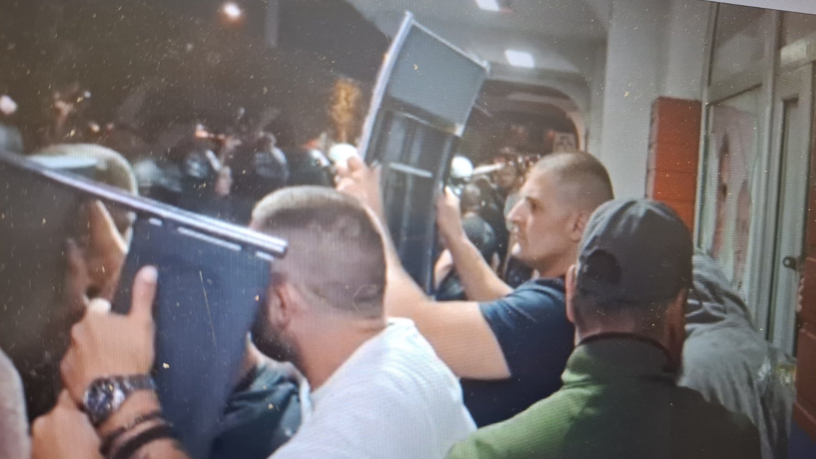 Sinoć ispred prostorija SNS-a u Novom Sadu muškarac osuđen za pokušaj ubistva 2