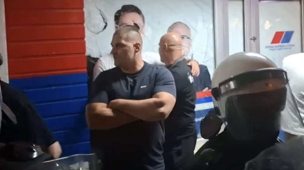 Sinoć ispred prostorija SNS-a u Novom Sadu muškarac osuđen za pokušaj ubistva 1