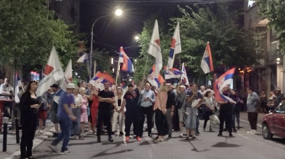 AP: Velika eskalacija drugog uzastopnog dana sukoba na antivladinim protestima u Srbiji 1